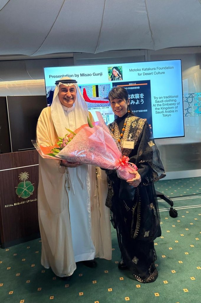 ガーズィー・ビンザグル大使閣下から花束を贈呈いただく郡司理事